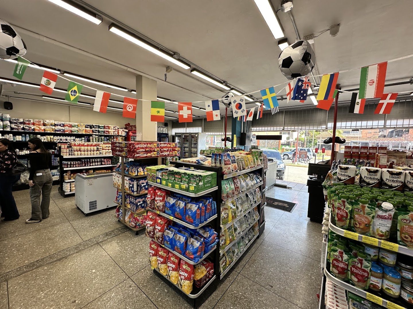 Pasillos de víveres de la tienda